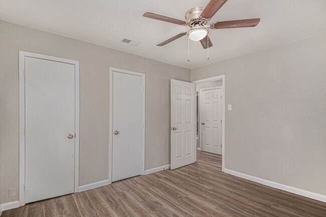 Building Photo - This charming 3-bedroom, 1-bath residence offers 1,000 square feet of comfortable living space, p...