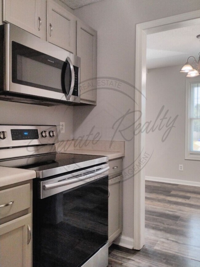 Building Photo - ON SPECIAL! Charming 3 Bedroom Ranch in Cl...