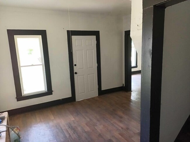 Building Photo - 744 E Walnut St