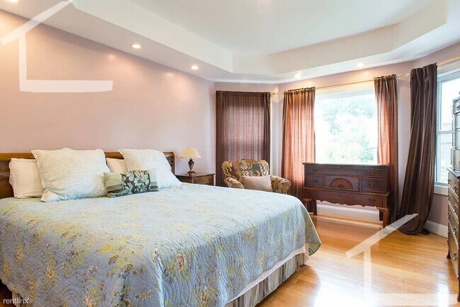 Building Photo - BROKER FEE PAID BY OWNER!!! Five bed Three Bath in lower Allston.....