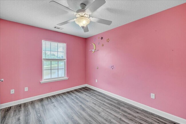 Building Photo - Spacious 4 Bed, 2.5 Bath in White Oak