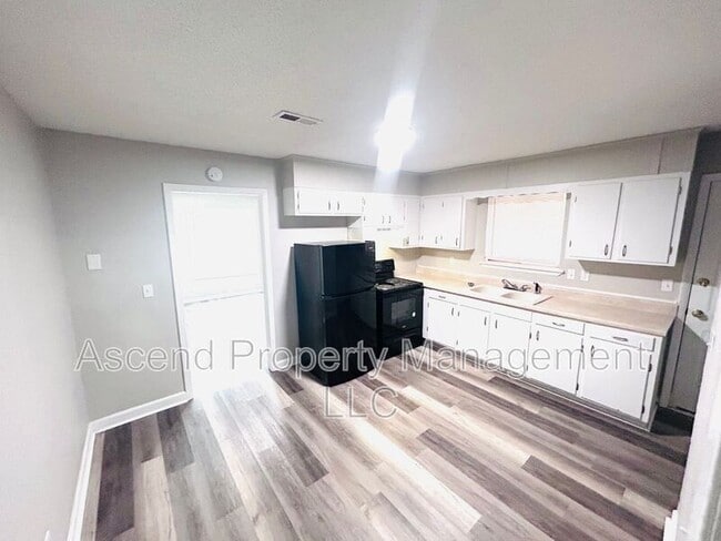 Building Photo - 3341 Pinewood Ave