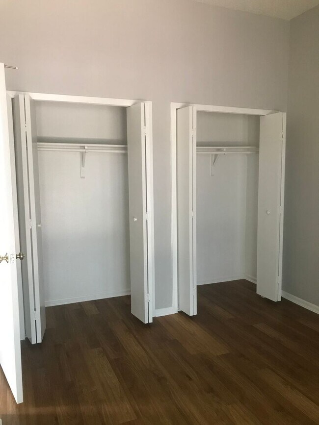 Building Photo - 2 bedroom Duplex