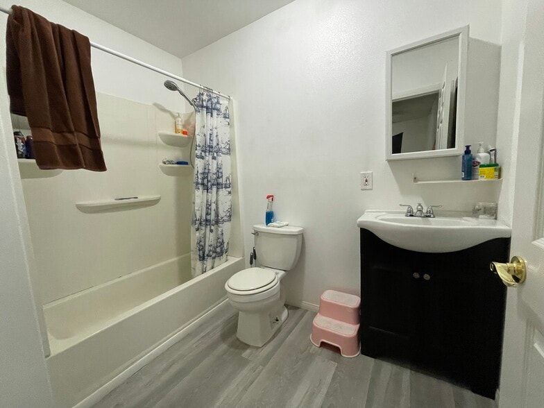 Bath - 43235 Echard Ave