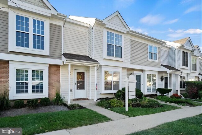 Building Photo - 107 St Charles Square