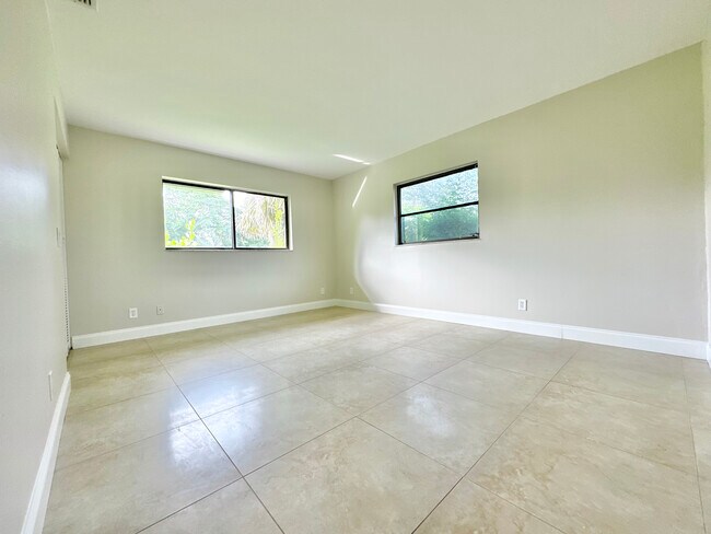 Building Photo - 1900 Curling Ave