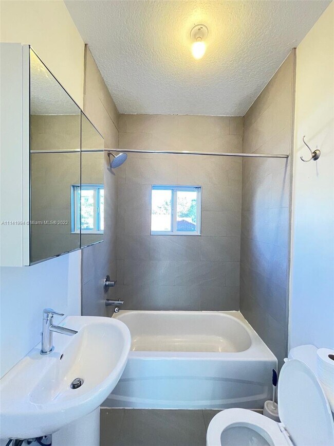 Building Photo - 1525 SW 9th St