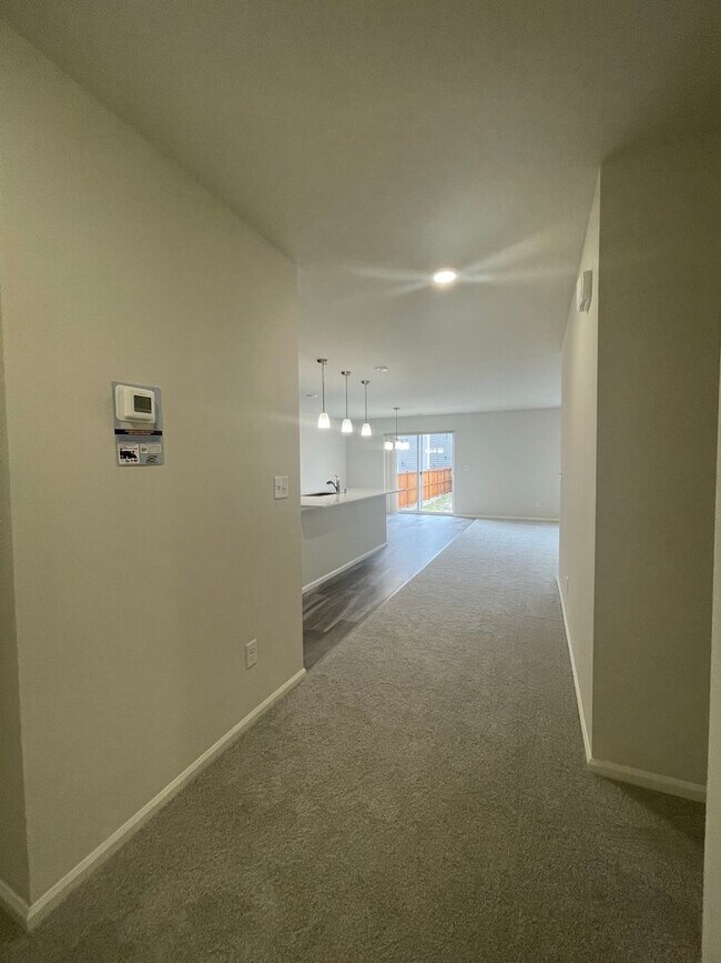Building Photo - 4 bedrooms + BONUS ROOM And 2.5 baths Tumw...