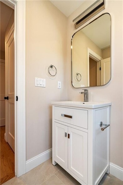 Building Photo - 1810 Kingstown Rd