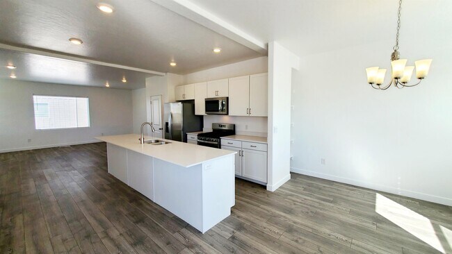 Building Photo - 1043 E Batten Ct