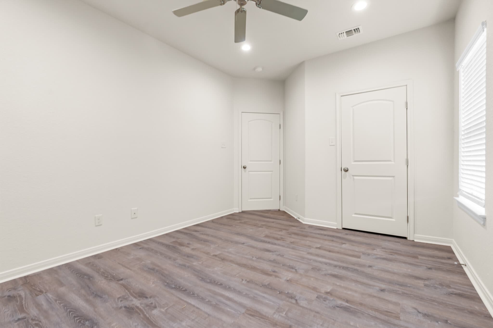 Building Photo - 525 E Spring Valley Rd