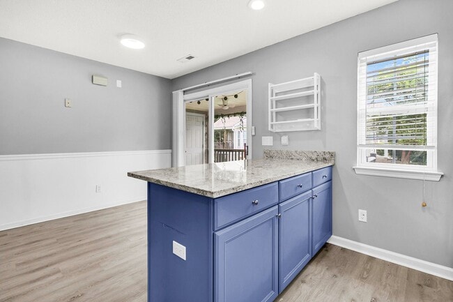 Building Photo - Beautiful Clements Ferry Townhome!
