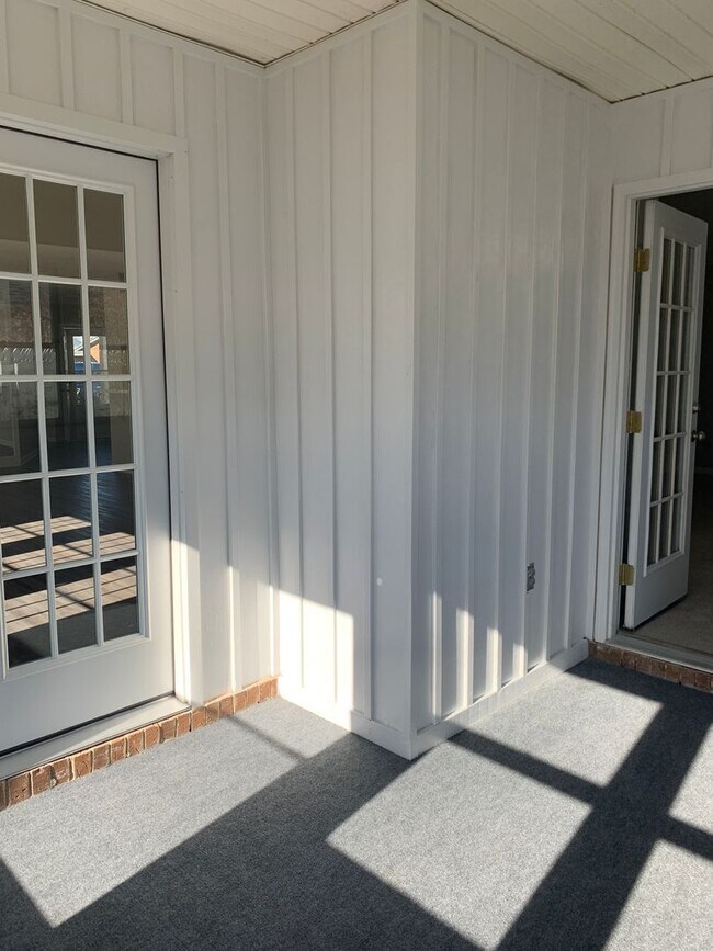 Building Photo - Cozy Living on a quiet cul de sac.