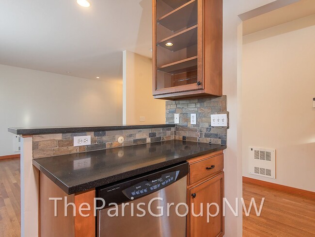 Building Photo - Gorgeous Green Lake 3BR TH – Walk to Swim,...