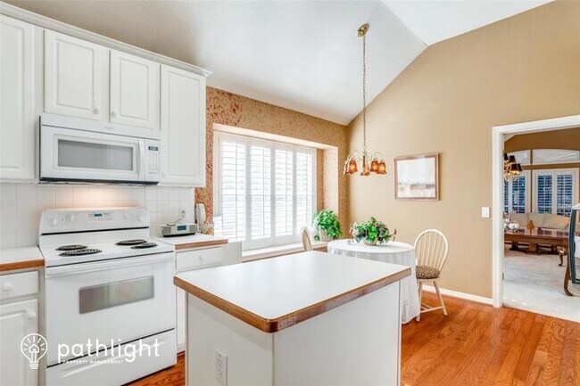 Building Photo - 2885 Ridgedale Dr