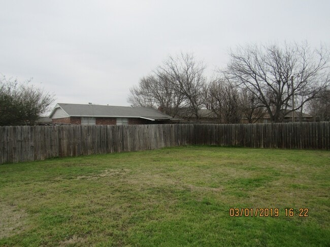 Building Photo - PET FRIENDLY WITH OWNER APPROVAL!!