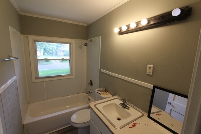 Building Photo - 725 Lucas St