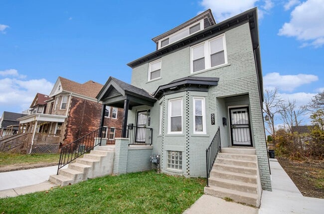 Building Photo - Lower Unit - Newly Constructed - 2 bed/2 b...