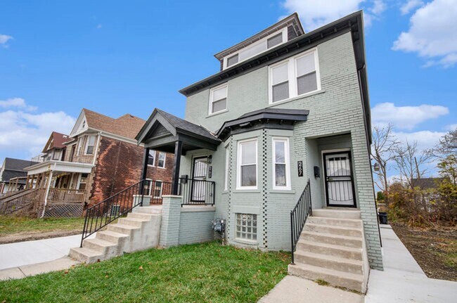 Building Photo - Lower Unit - Newly Constructed - 2 bed/2 bath - Must See!