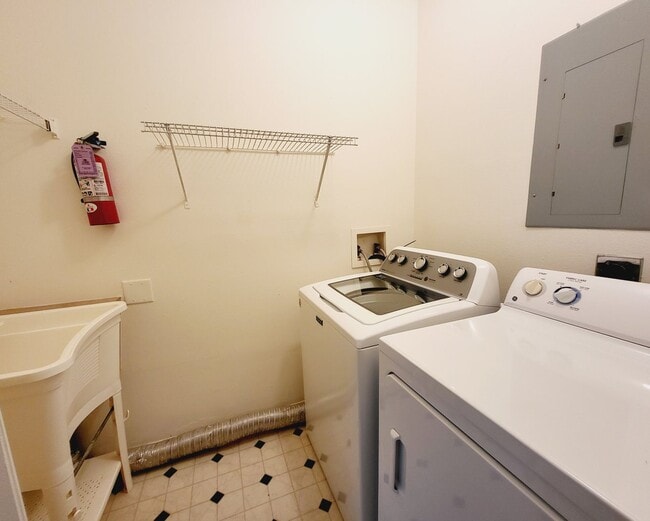 Building Photo - Stunning 2/2 Condo For Rent in Mirabella - Superb Location!