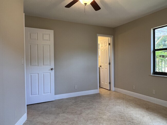 Building Photo - 2545 Conroy Dr