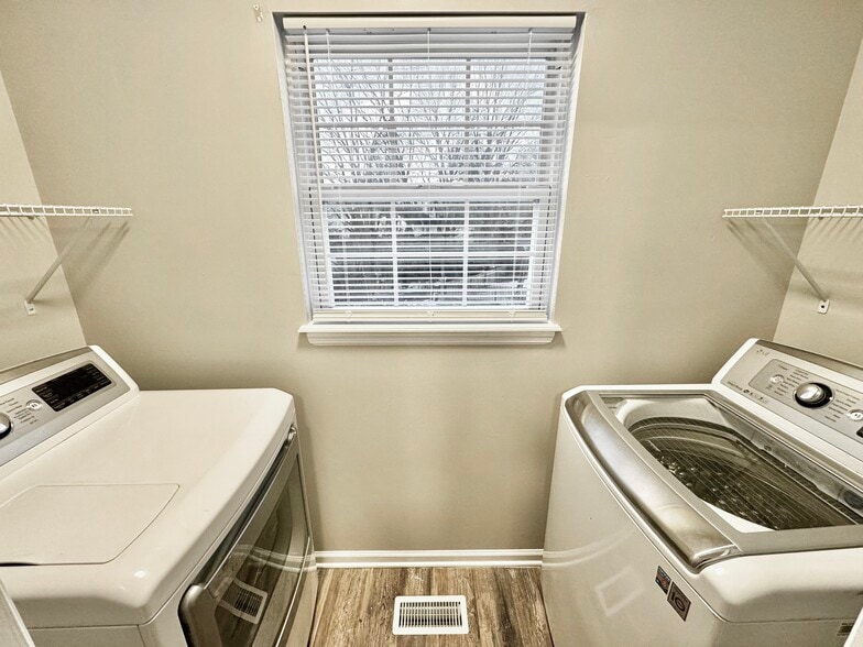 Building Photo - 111 Stratford Ct