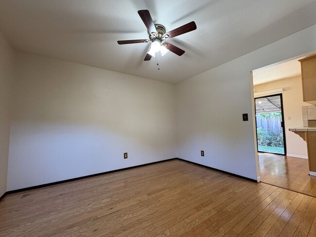 Building Photo - Spacious 3BD/2BA Redwood City Home | Two L...