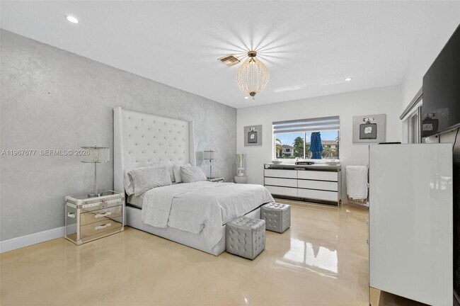 Building Photo - 317 S Riverside Dr