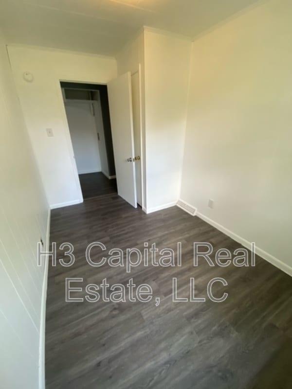 Building Photo - 562 Wilson Ave