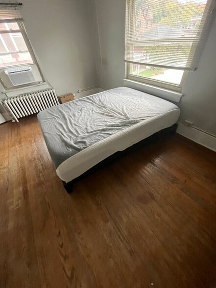 Building Photo - 126 Simpson St