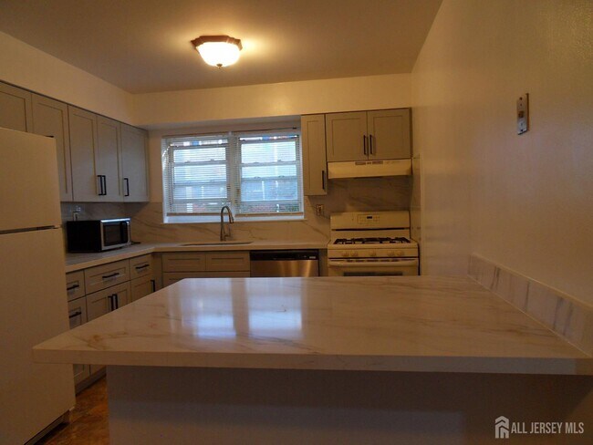 Building Photo - 28 Woodedge Ave