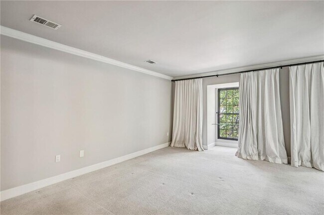 Building Photo - 25316 Plantation Dr NE