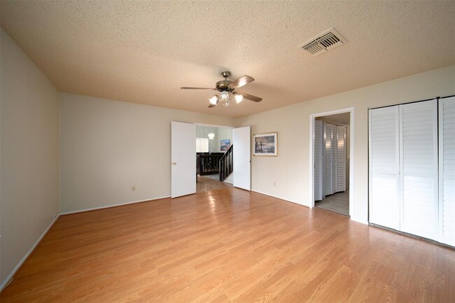 Building Photo - 10619 Chapel Hill Dr