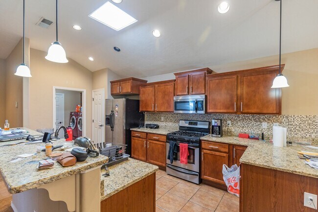 Building Photo - Spacious 4 Bedroom Home