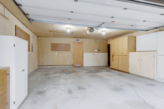 Building Photo - Charming Residence in a Prime Location 3bed/2bath