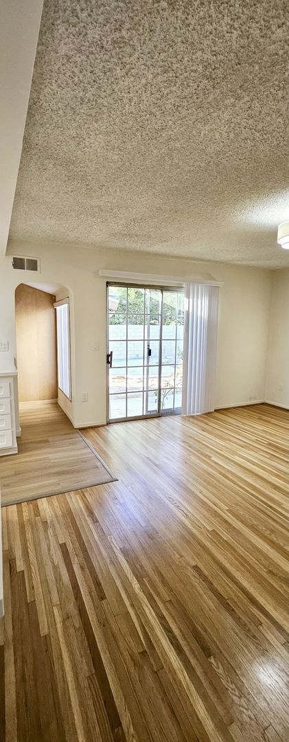 Building Photo - Beautiful 5BR/4BA Home with Large Yard & P...