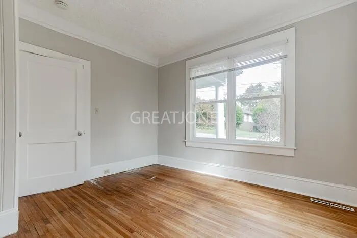 Building Photo - 808 3rd St SE