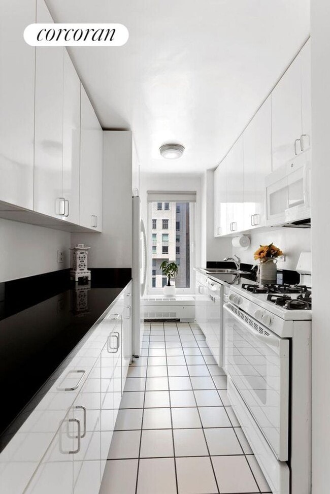 Building Photo - 200 Central Park S