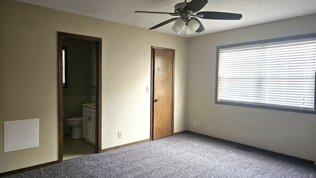 Building Photo - Massive 4 bed 2 bath home for rent