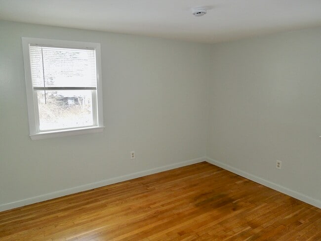 Building Photo - 75 7 Hills Rd