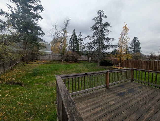 Building Photo - 805 NE Ash Ct