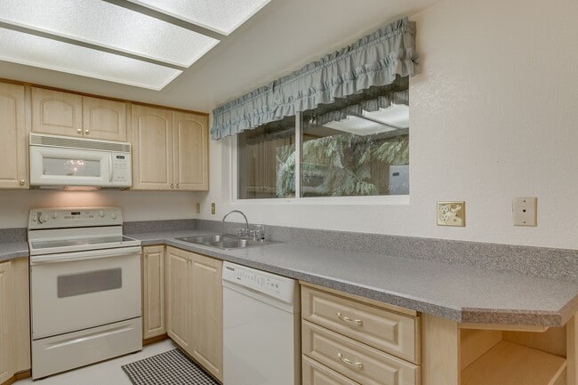 Building Photo - Beautiful 4 bedroom house with large backyard for rent in Sammamish!