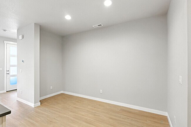 Building Photo - Brand New Townhome in Pleasant Valley Vill...
