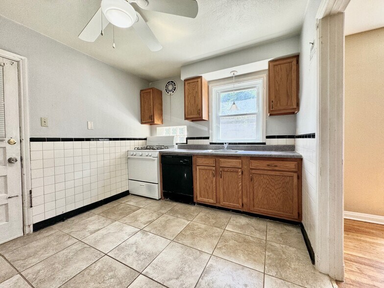 Building Photo - 420 S Hanley Rd