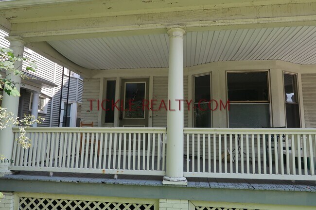 Building Photo - 368 Alexander St