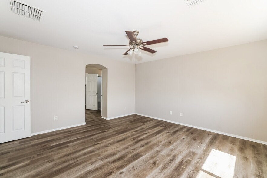 Building Photo - 13833 W Keim Dr