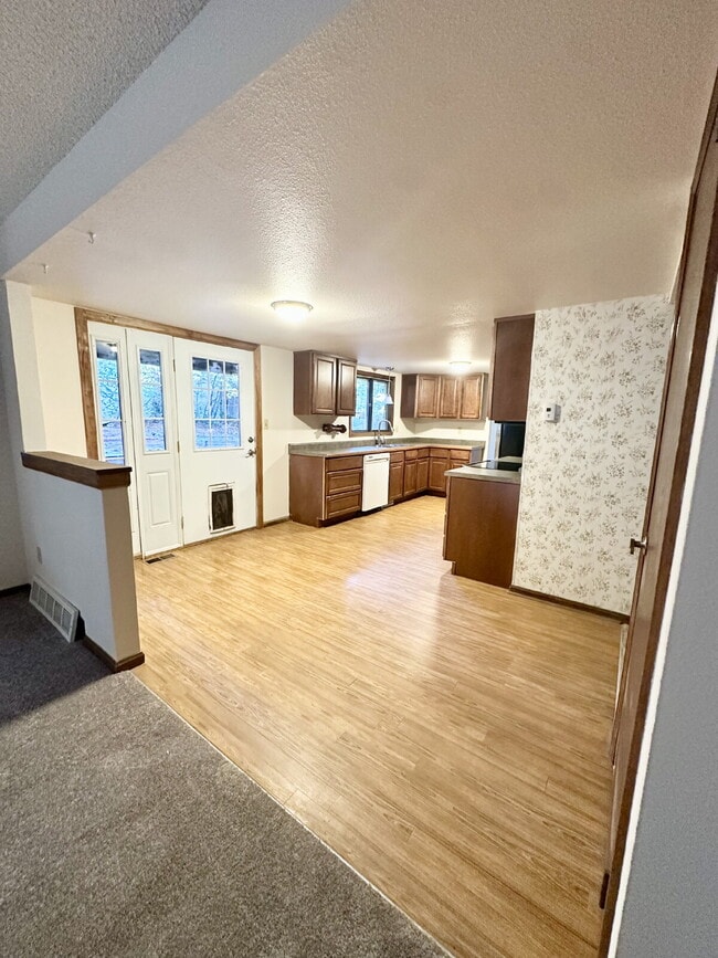 Building Photo - "Spacious 4-Bedroom Retreat with 2.5 Baths...