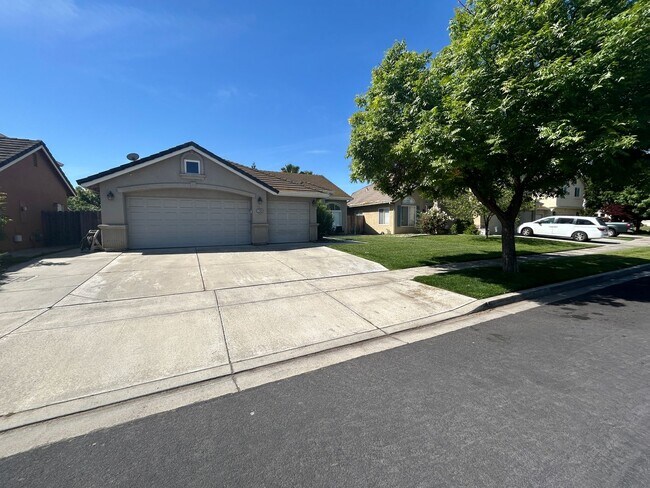 Building Photo - 2464 Oak Crest Dr