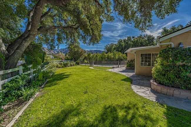 Building Photo - 4 Bedroom Pool Home for Rent in Secluded S...