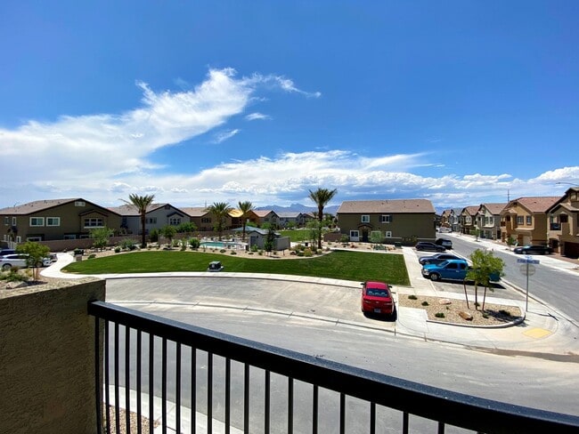 Building Photo - UPGRADED 2 BEDROOM TOWNHOME IN GATED COMMU...